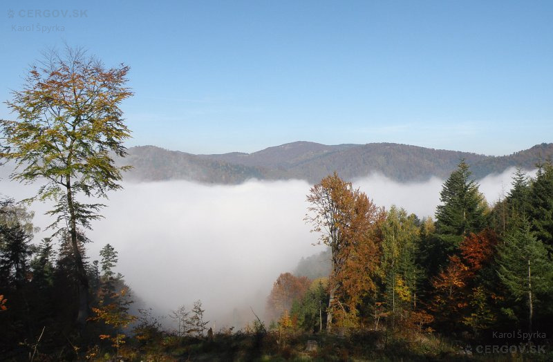 Dolina Majdanu v hmle