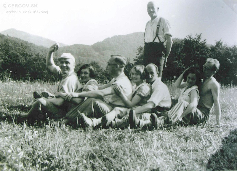 Zľava: Štefan Dérian, sestry Gelleové, Valér Kolárik, Eduard Horovitz a Július Chmelár s manželkou Klárou. Vzadu stojí Dr. Ladislav Rosenthal.