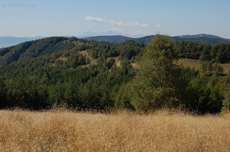 Pohľad na hlavný čergovský chrbát, v pozadí Tatry