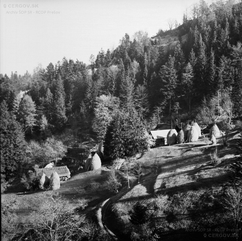 Horská obec Baranie. Vľavo usadlosť Juraja Blaščáka, vpravo Štefana Blaščáka.