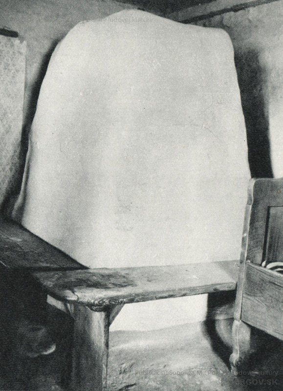 Kupolovitá pec v obytnej miestnosti, čeľusťami otočená do pitvora. V dome Juraja Blaščáka, Baranie.