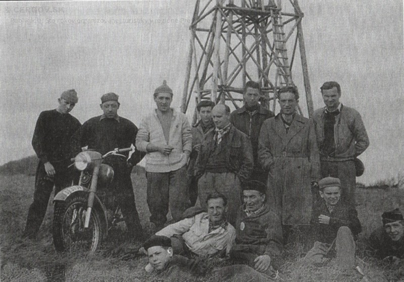 Prešovskí turisti v roku 1958 na vrchole Čergova. V pozadí triangulačná veža.