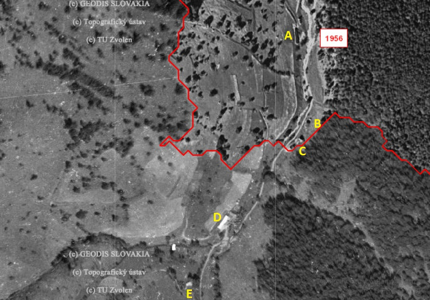 Stredná časť osady Ambrušovce. A - Ján a Štefan Starinský, B - Pavol a Andrej Starinský, C - Andrej Burik, D - Andrej Jasenský, E - Ján Šveda