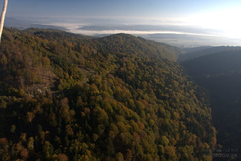 Pohľad do údolia potoka Pastovník, v pozadí obec Hertník