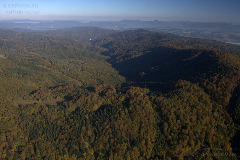 Pohľad do doliny potoka Slatvinec. Vpravo Bukový vrch, vľavo lúka pri chate Encián