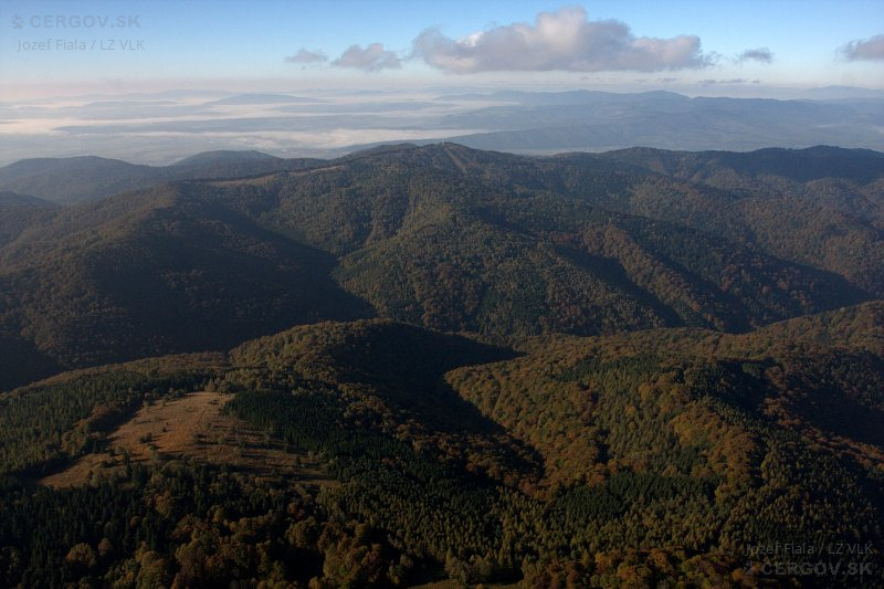 Dole vrch Čergov, v pozadí vrch Lysá