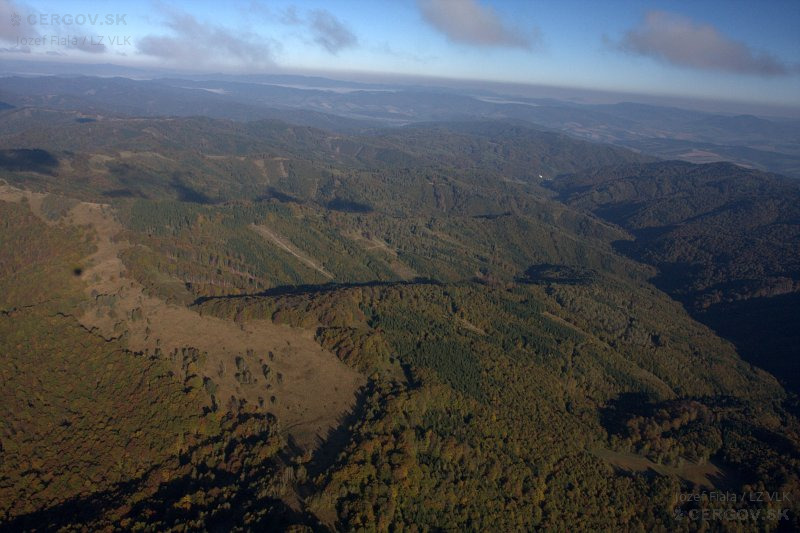 Chochuľka a hrebeňové lúky smerom na Veľkú Javorinu. Vpravo dolina potoka Slatvinec.