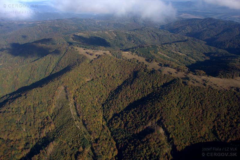 Veľká Javorina. Vpravo dole oblasť Veľký Jarabinčík