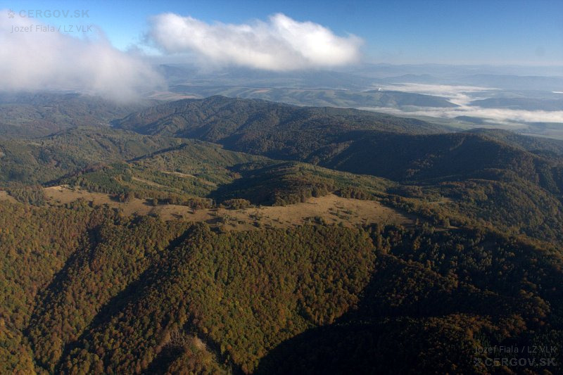 Hrebeň medzi Chochuľkou a Veľkou Javorinou. Dole oblasť Veľký Jarabinčík.