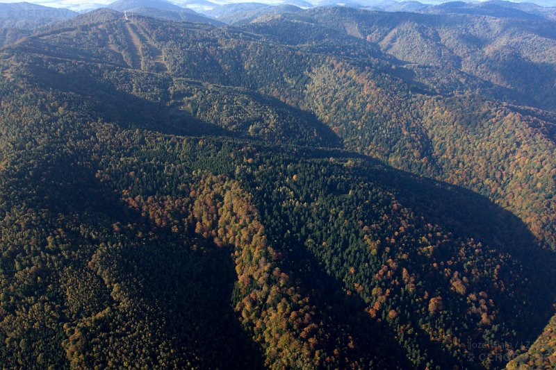 V pozadí vrch Lysá, pod ním dolina bývalej horskej osady Baranie.
