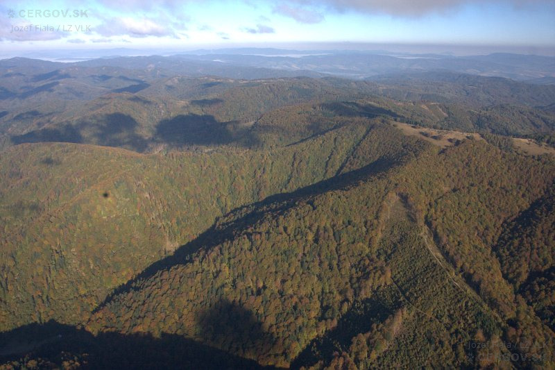 Čergovský hrebeň. Vpredu Veľká Javorina, dolina Malý Jarabinčík. Vzadu vľavo Minčol.