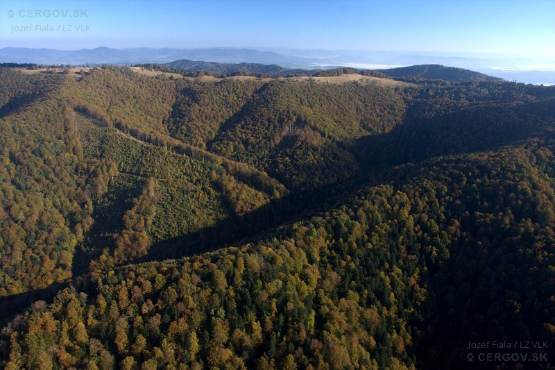 Záver doliny Veľký Jarabinčík a hrebeň medzi Veľkou Javorinou a Chochuľkou.
