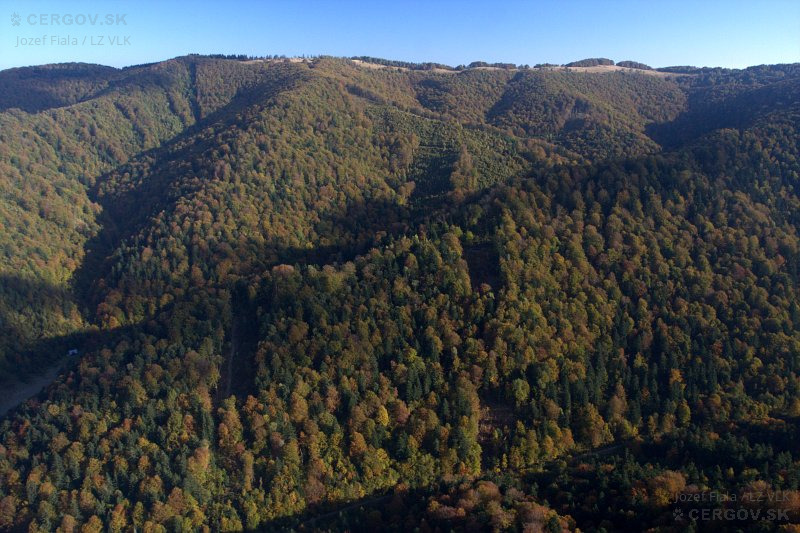 Vrch Veľká Javorina. Pod ním dolina Malý Jarabinčík a v pravej časti jej záveru rezervácia Vlčia.