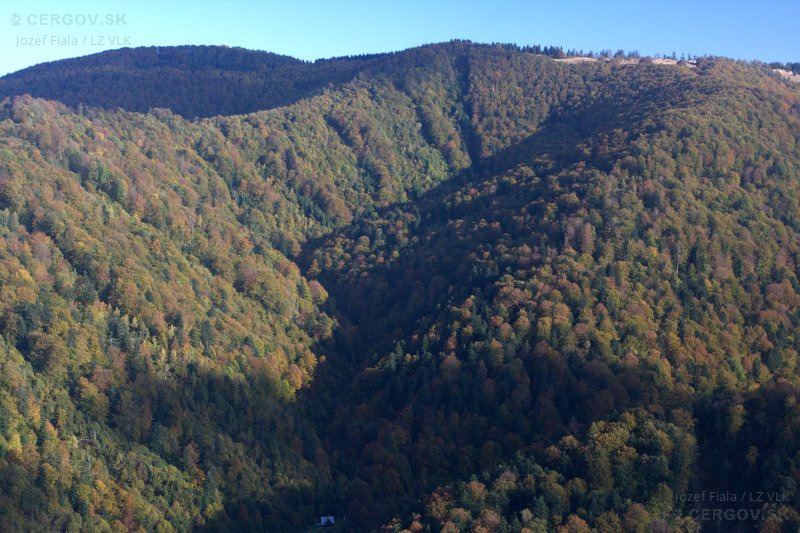 Dolina Malý Jarabinčík. V pravej časti jej záveru rezervácia Vlčia.