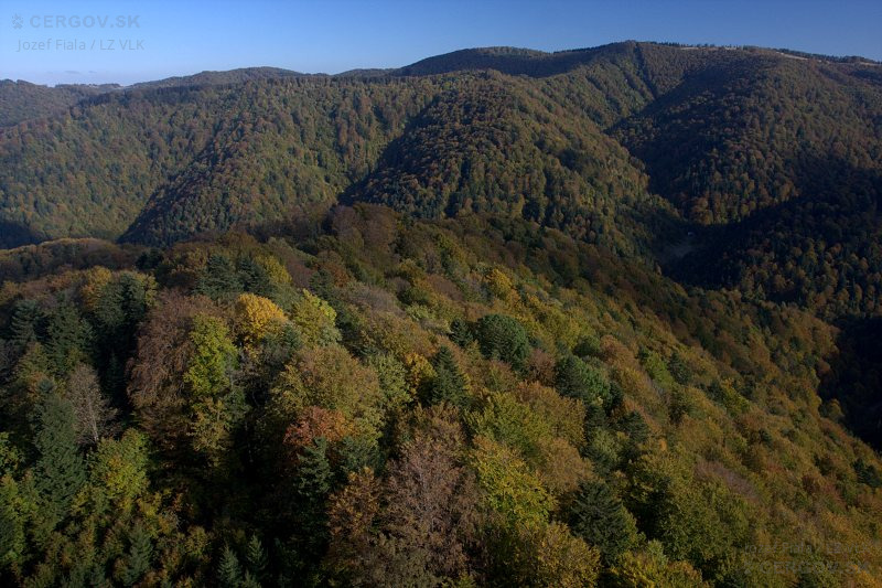 V popredí vrch Capie, vzadu vpravo dolina Malý Jarabinčík a v pravej časti jej záveru rezervácia Vlčia.