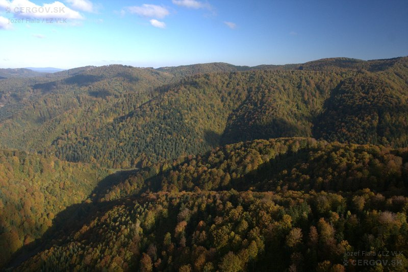 V popredí Capie, vzadu za Ľutinkou ľavá dolinka - Siňaví jarek, pravá - Tkáčuv jarek