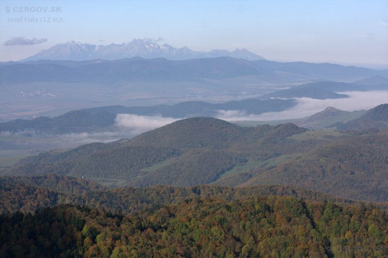 Tatry, vpravo Kamenický hrad