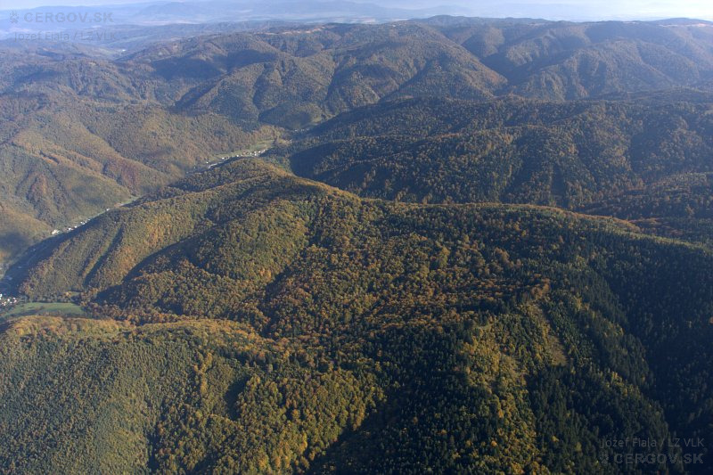Dolina Ľutinky, Olejníkov, Majdan. Vzadu hlavný hrebeň.