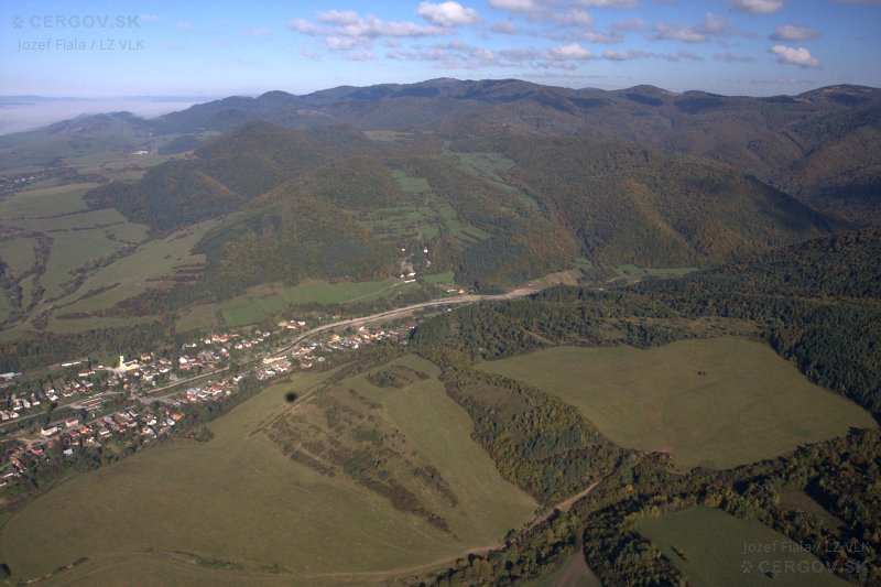 Ľutina a pútnické miesto na Mariánskej hore. Vzadu Hanigovský hrad.