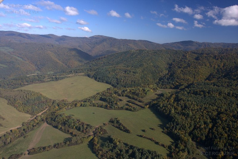 Lúky nad Ľutinou. Vzadu Dvoriská.