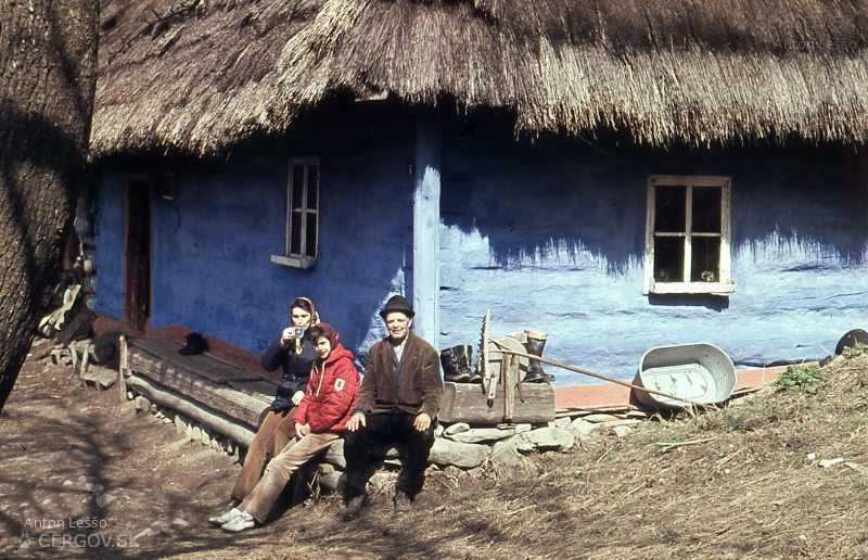 Juraj Blaščák na priedomí svojho domu - osada Baranie