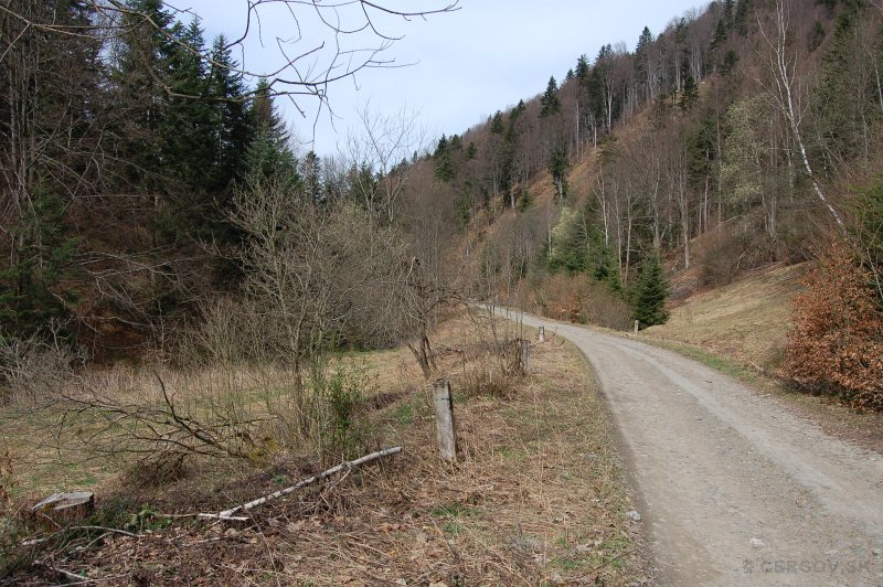 Miesto, kde v  polovici 19. storočia stála usadlosť Jozefa Jasenského a v 20. storočí usadlosť Jána Starinského.