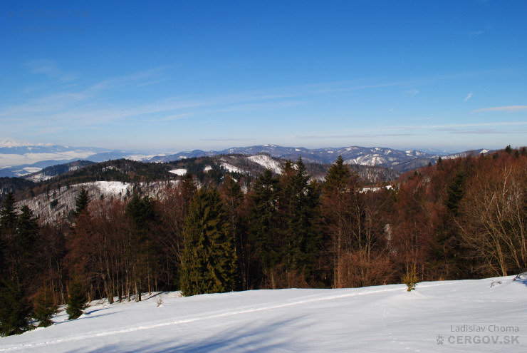 Pohľad na Minčol z lúky neďaleko Lysej. Na horizonte vľavo Tatry, v pravo Krynica