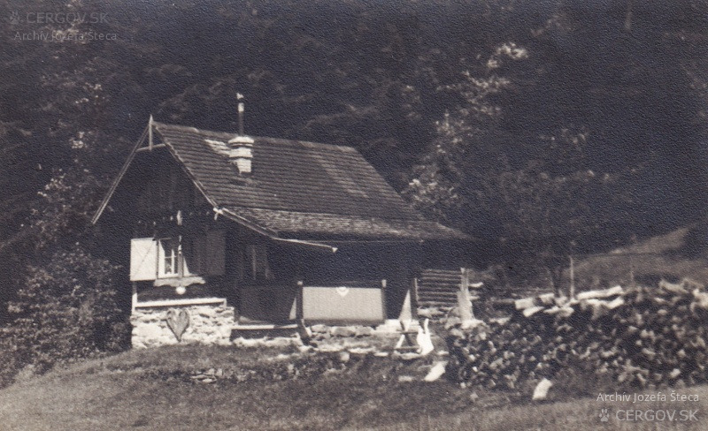 Chmelárova chata s pribudovanou verandou a drevárňou