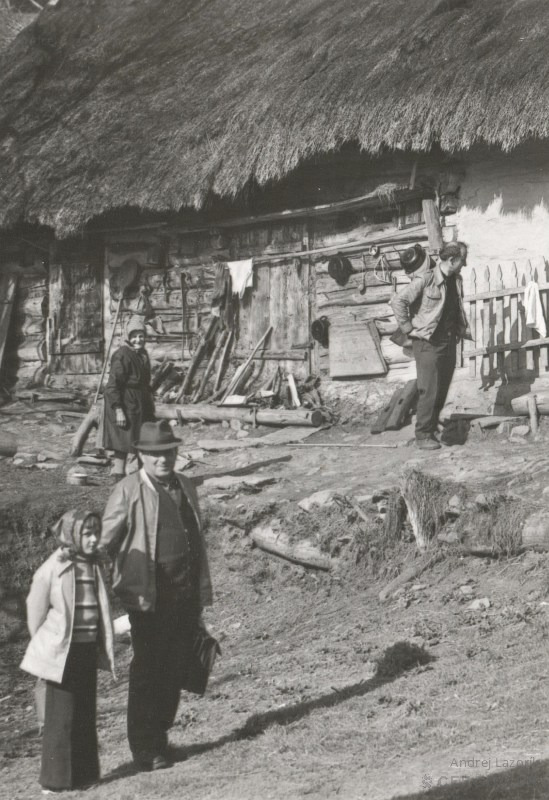 V popredí Juraj Blaščák ml. so svojou dcérou Katarínou, vzadu jeho mama Anna Blaščáková. Vpravo Mikuláš Mušinka.