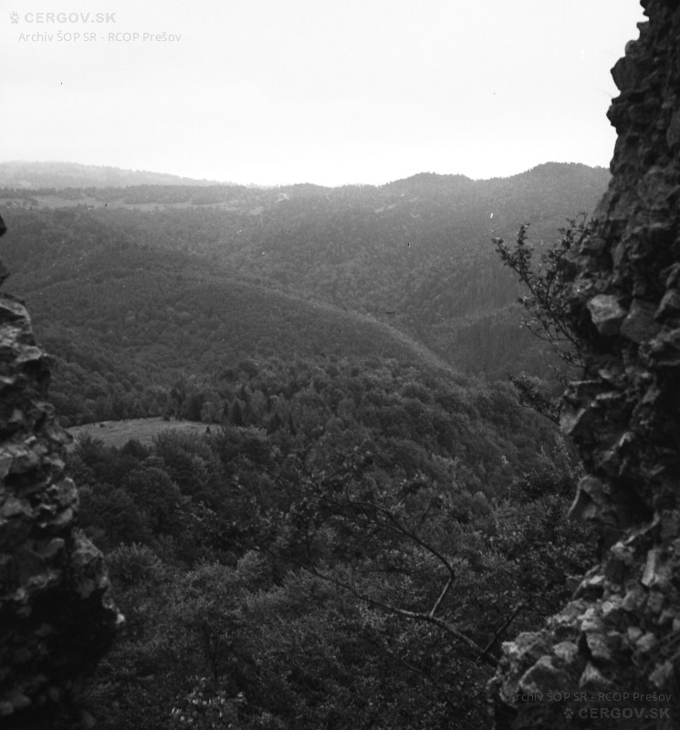 Výhľad z Hanigovského hradu na Dvoriská