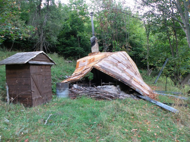 Zhorená chata na lúke Vasko Janka