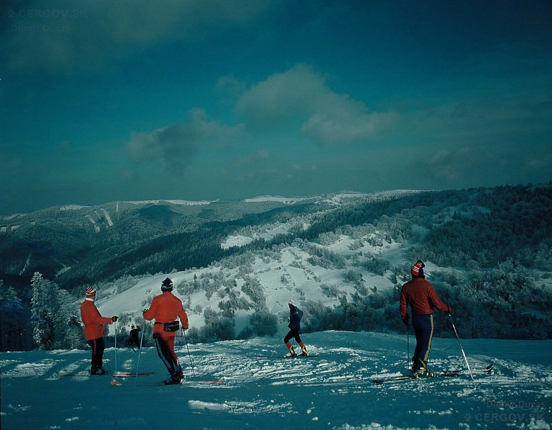 Lyžiarsky svah Baranie,  v pozadí Veľká Javorina, Chochuľka